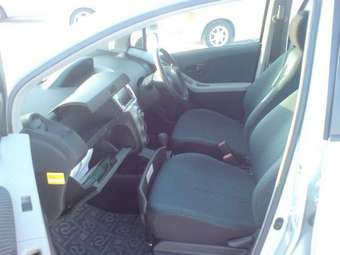 2005 Toyota Vitz Images