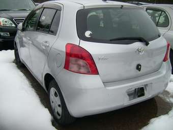 2005 Toyota Vitz Photos