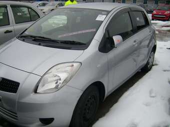 2005 Toyota Vitz Photos