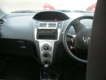 2005 Toyota Vitz Photos