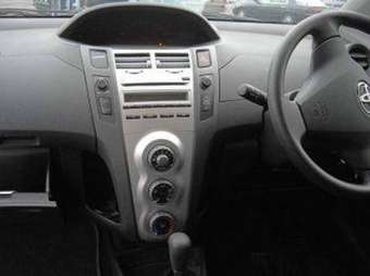 2005 Toyota Vitz Photos