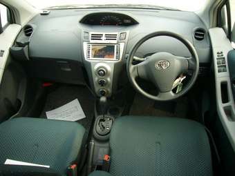 2005 Toyota Vitz Photos