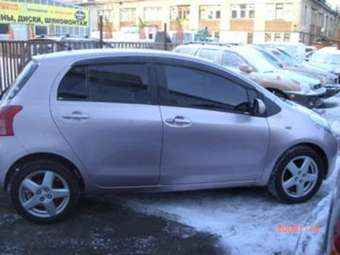 2005 Toyota Vitz Images