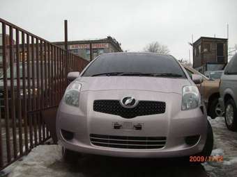 2005 Toyota Vitz Photos
