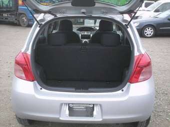 2005 Toyota Vitz Photos