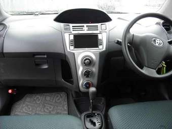 2005 Toyota Vitz Photos