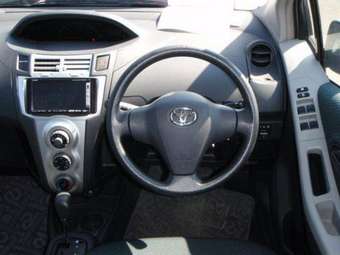 2005 Toyota Vitz Photos