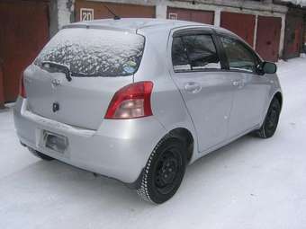 2005 Toyota Vitz Photos