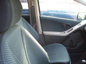 2005 Toyota Vitz Photos