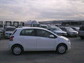 2005 Toyota Vitz Photos