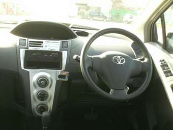 2005 Toyota Vitz Photos