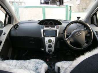 2005 Toyota Vitz Photos