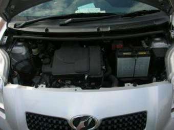 2005 Toyota Vitz Photos