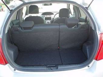 2005 Toyota Vitz Photos