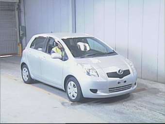 2005 Toyota Vitz Photos