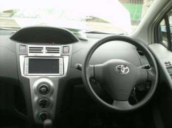2005 Toyota Vitz Photos