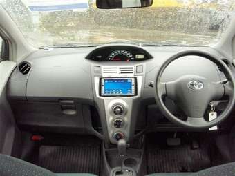 2005 Toyota Vitz Photos