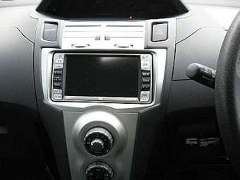 2005 Toyota Vitz Pics