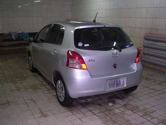 2005 Toyota Vitz Photos