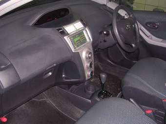 2005 Toyota Vitz Photos