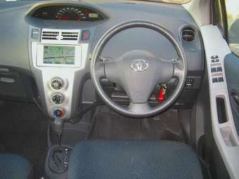 2005 Toyota Vitz Photos