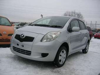 2005 Toyota Vitz Photos