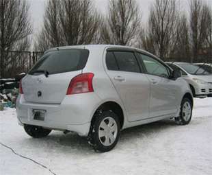 2005 Toyota Vitz Photos