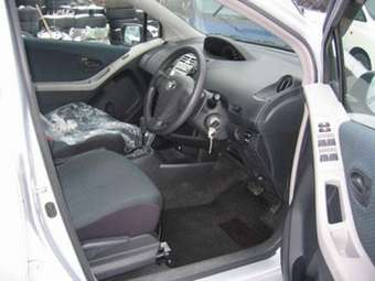 2005 Toyota Vitz Photos