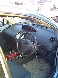 2005 Toyota Vitz Photos