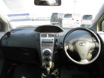 2005 Toyota Vitz Photos