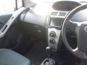 2005 Toyota Vitz Photos