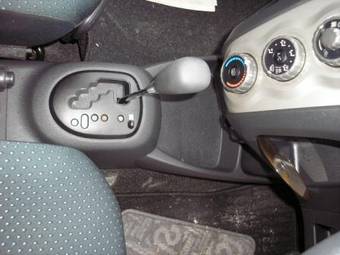 2005 Toyota Vitz Photos