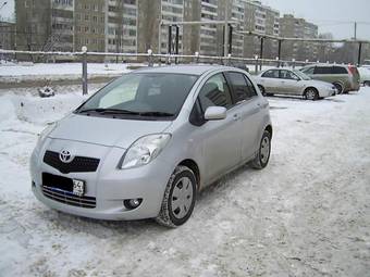 2005 Toyota Vitz Photos