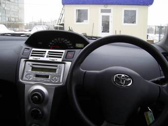 2005 Toyota Vitz Photos