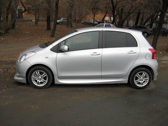 2005 Toyota Vitz Photos