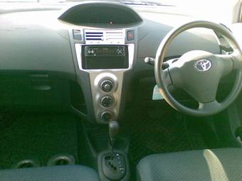 2005 Toyota Vitz Photos