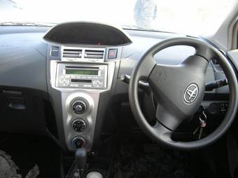 2005 Toyota Vitz Photos