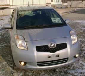 2005 Toyota Vitz Photos