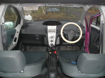 2005 Toyota Vitz Photos