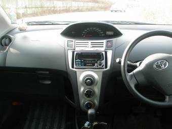 2005 Toyota Vitz Photos