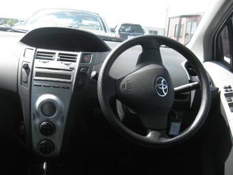 2005 Toyota Vitz Photos