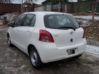 2005 Toyota Vitz Photos