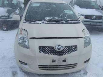 2005 Toyota Vitz Photos