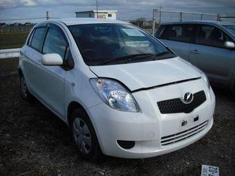 2005 Toyota Vitz Photos