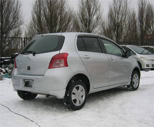 2005 Toyota Vitz Pics