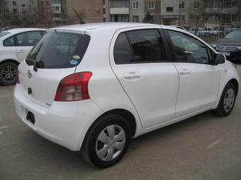 2005 Toyota Vitz Photos