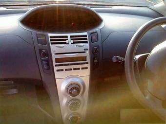 2005 Toyota Vitz Pictures