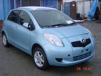 2005 Toyota Vitz Photos