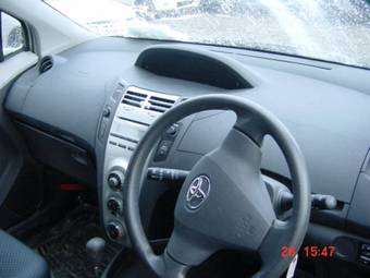 2005 Toyota Vitz Photos