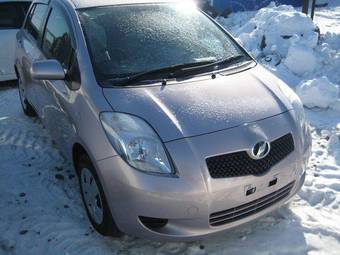 2005 Toyota Vitz Photos